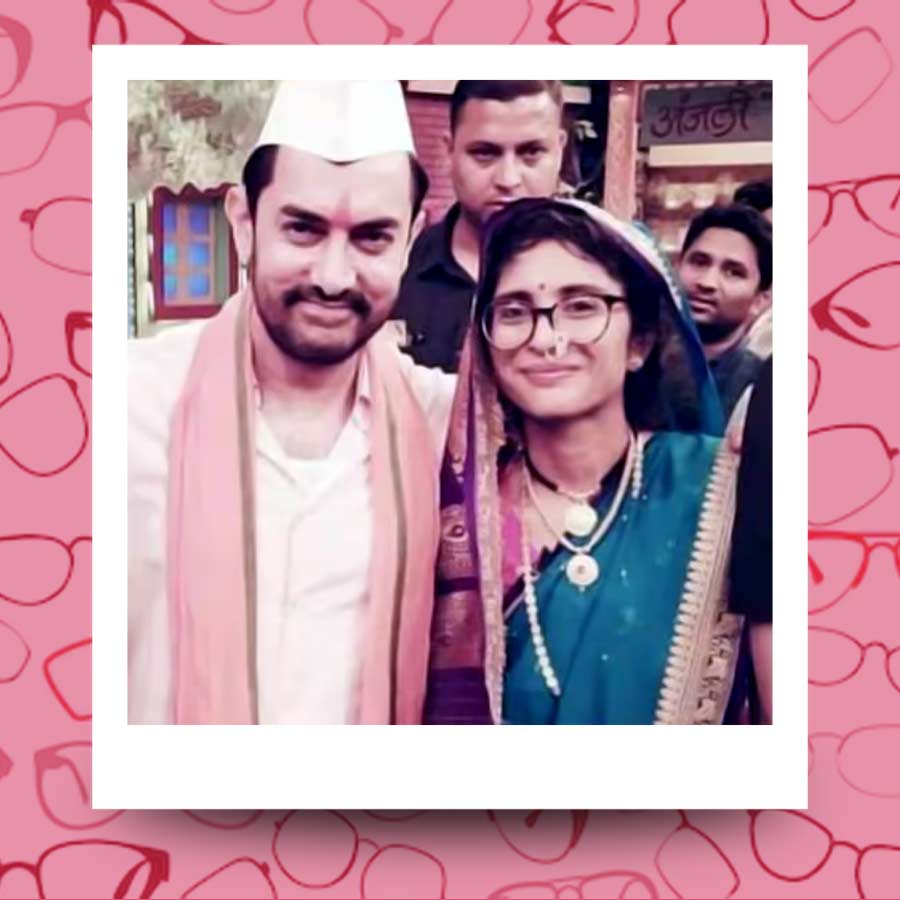 বধূ বেশে আমির খানের এক সময়ের স্ত্রী কিরণ রাও। চশমা  কিন্তু তাঁর ফ্যাশন স্টেটমেন্ট।