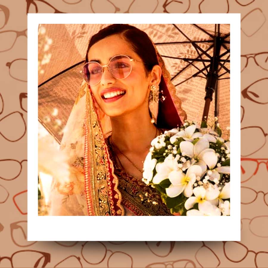 বিয়ের সাজে সানগ্লাস বা চশমা যে বেশ মানিয়ে যায়, মানুষী চিল্লারের ফটোশ্যুটেই স্পষ্ট।