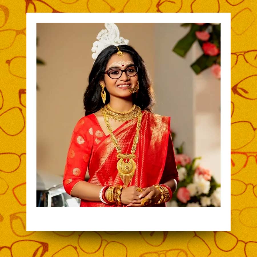 মোটা ফ্রেমের চশমা পরেও  নজর কাড়া যায় অভিনেত্রী কিরণ মজুমদারের বিয়ের ফটো শ্যুটে স্পষ্ট।