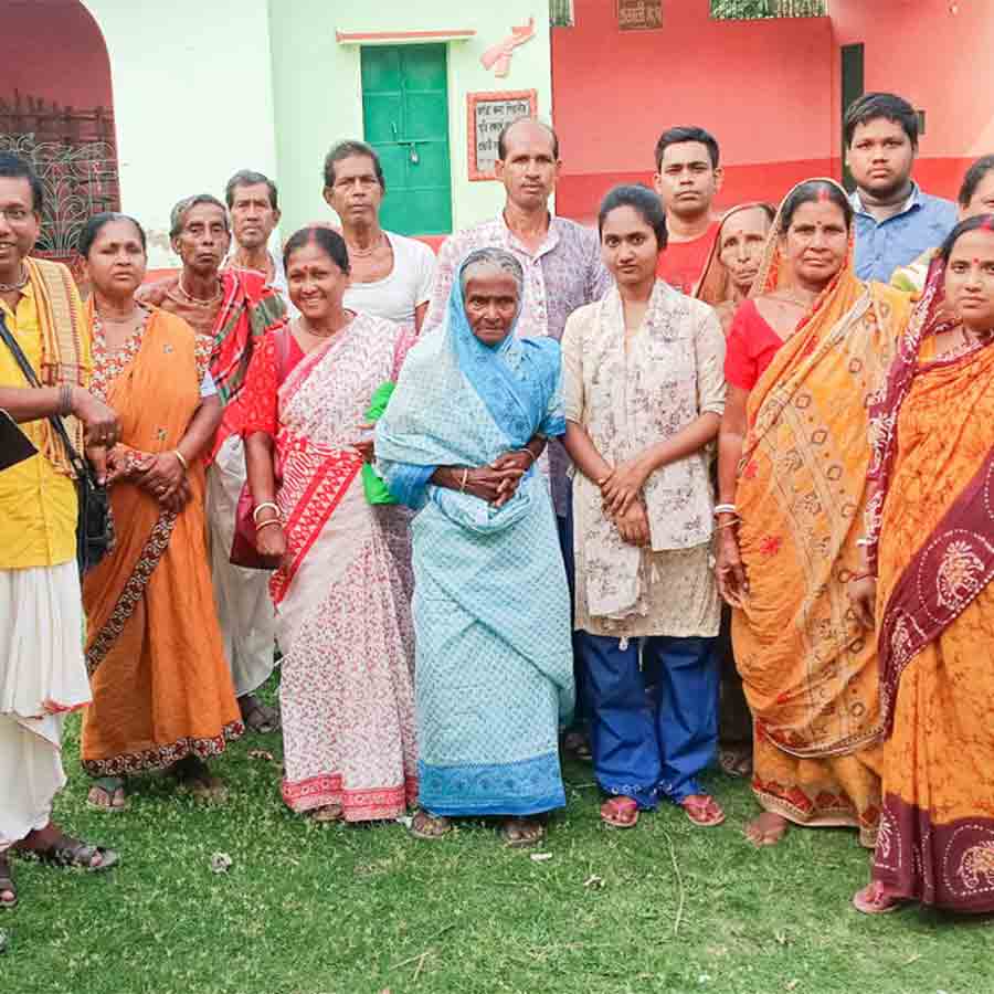টুলু দাস বৈরাগ্যর (মাঝখানে) সঙ্গে তাঁর পরিবার, রাধাকান্তের পরিবার ও সিভিক কর্মী, বুধবার।