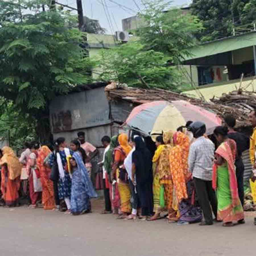 Large queue in banks for Aadhar link to utilize the benefits of Annapurna scheme