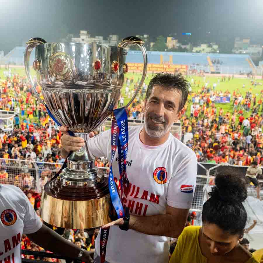 ট্রফি নিয়ে ইস্টবেঙ্গল কোচ অস্কার।
