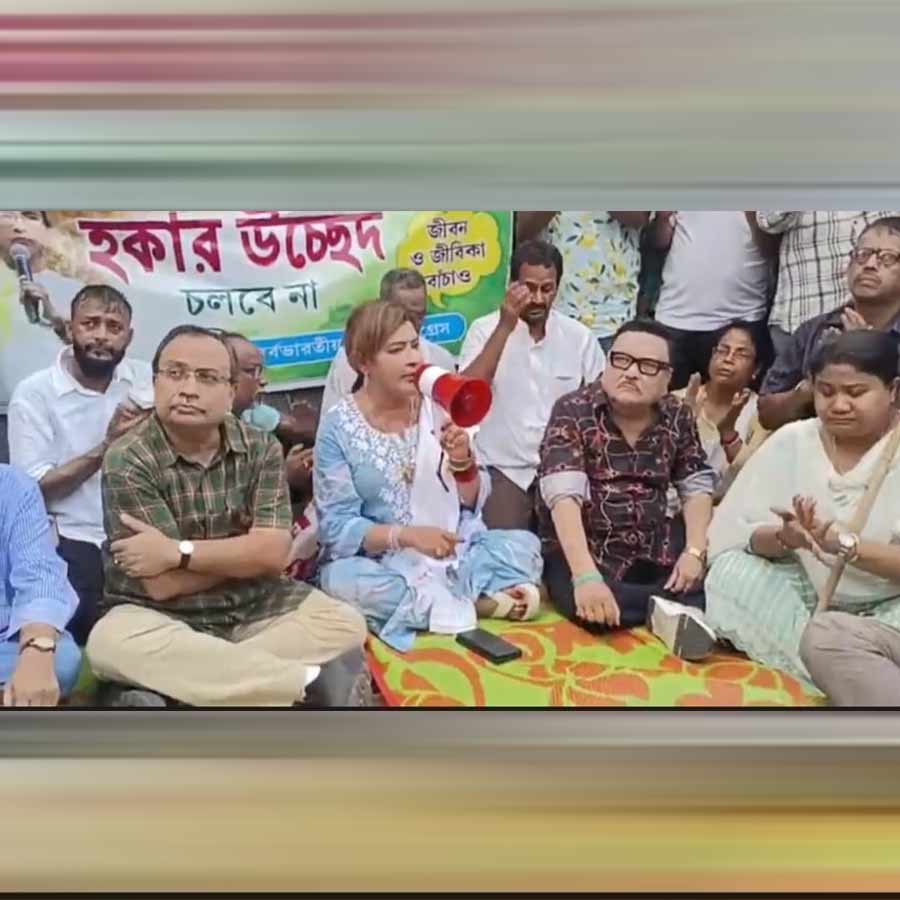 হকার উচ্ছেদের প্রতিবাদে তৃণমূল কংগ্রেসের বিধায়ক ও নেতারা। শিয়ালদহে।