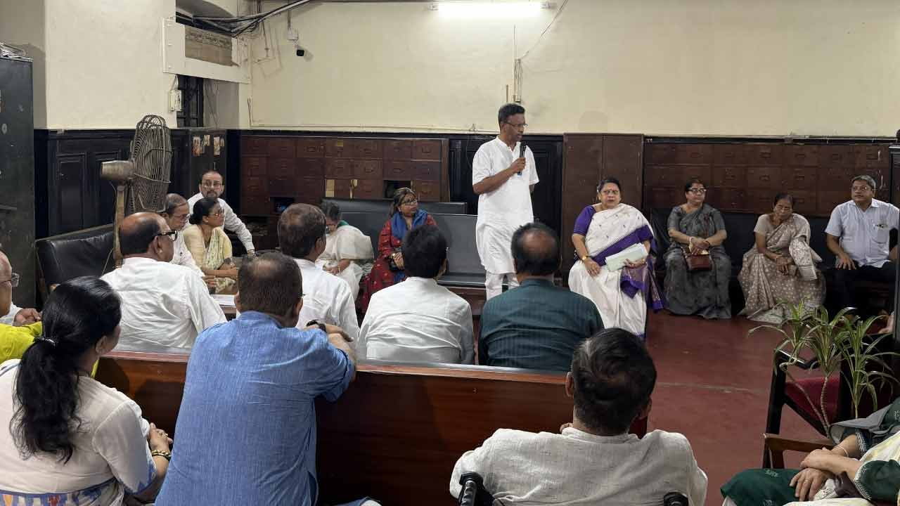 কলকাতা পুরসভার অধিবেশন কক্ষের বাইরে সভা বসেছে।
