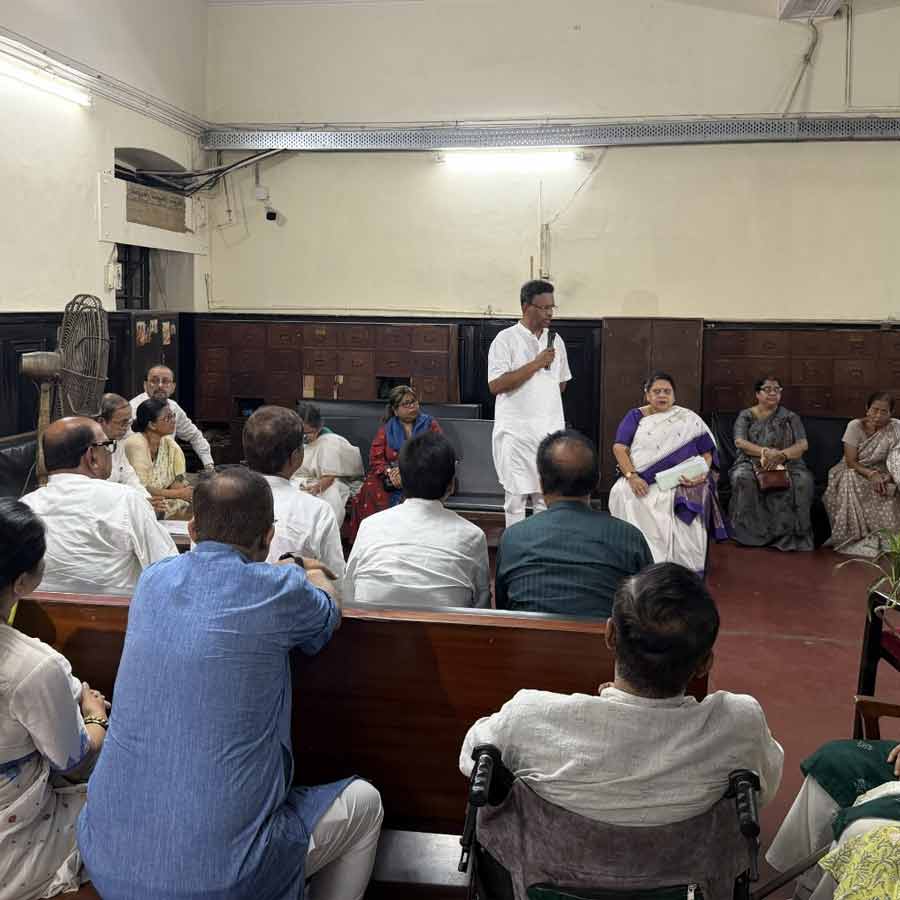 কলকাতা পুরসভার অধিবেশন কক্ষের বাইরে সভা বসেছে।