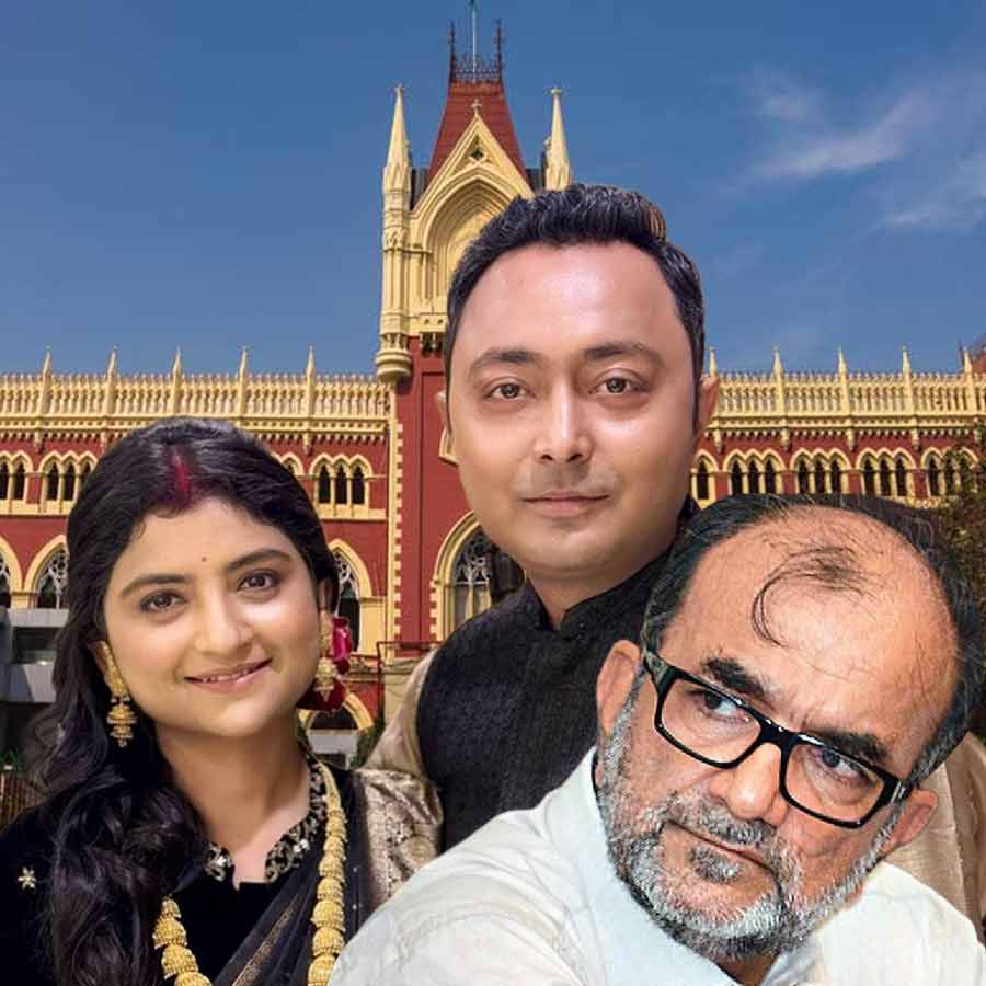 (বাঁ দিক থেকে) অদিতি মুন্সী, দেবরাজ চক্রবর্তী এবং বিকাশরঞ্জন ভট্টাচার্য।