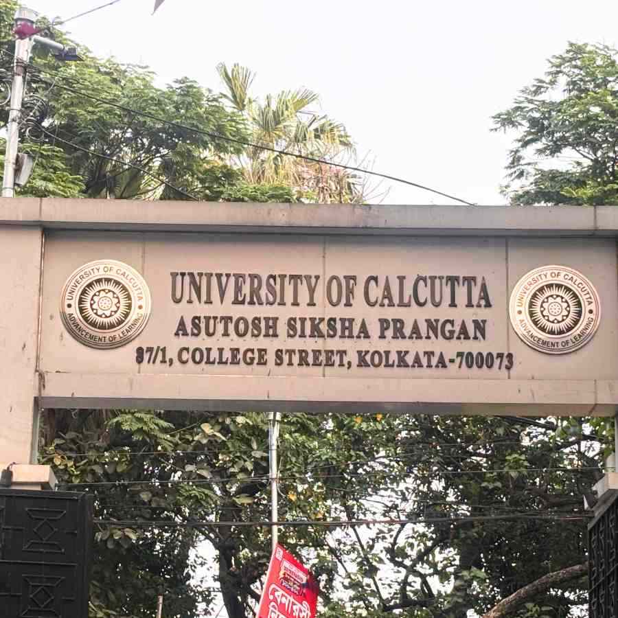 কলকাতা বিশ্ববিদ্যালয়ে।