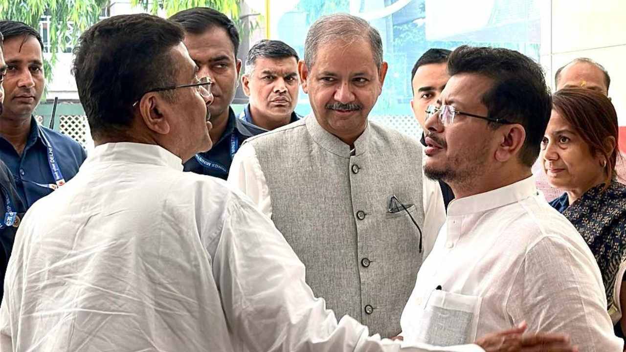 দিল্লির বঙ্গভবনে ঋতব্রত বন্দ্যোপাধ্যায়ের সঙ্গে কথা বলছেন শুভেন্দু অধিকারী। 