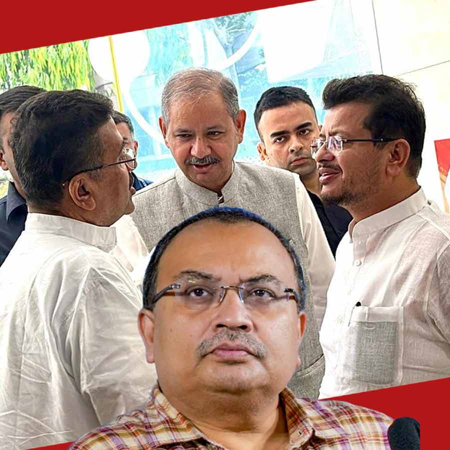 দিল্লির বঙ্গভবনে মুখ্যমন্ত্রী শুভেন্দু অধিকারীর সঙ্গে তৃণমূল বিধায়ক ঋতব্রত বন্দ্যোপাধ্যায়। (ইনসেটে) কুণাল ঘোষ।