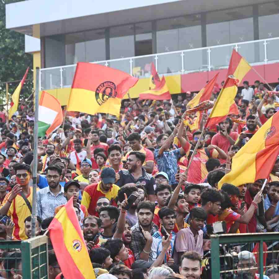 গ্যালারিতে ভিড় সমর্থকদের।