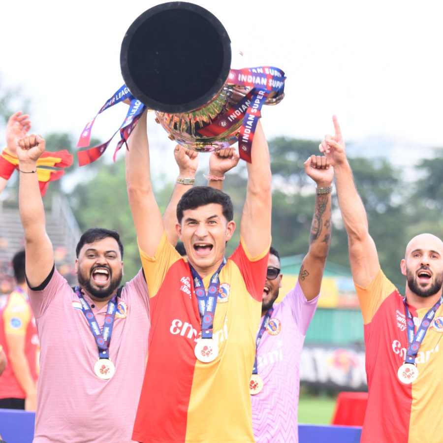 ট্রফি হাতে সাউল।