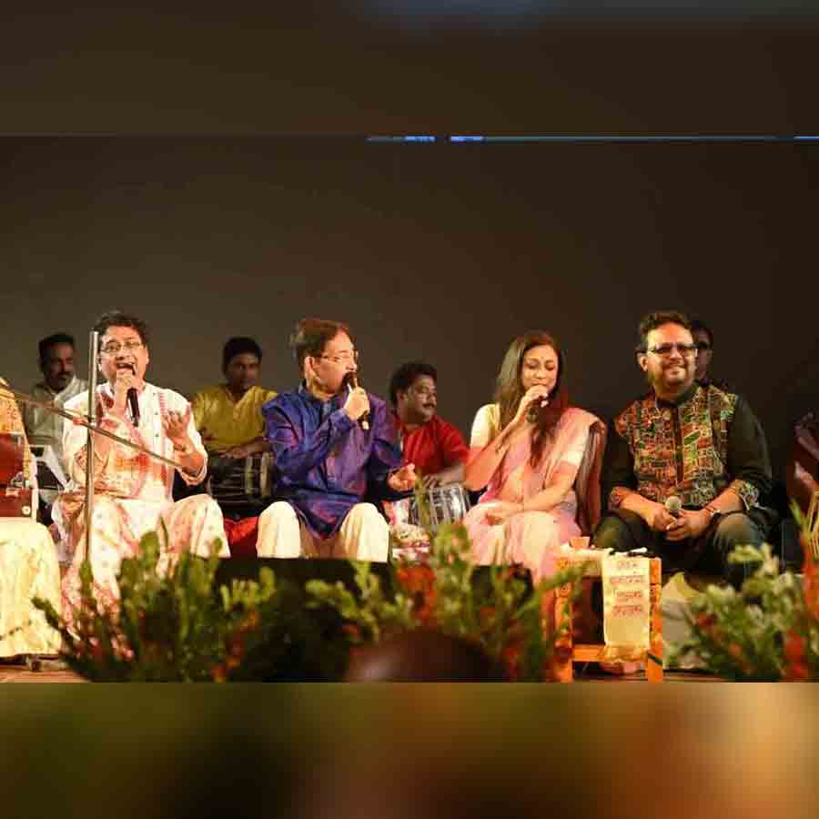 সঙ্গীত পরিবেশনে শিল্পীরা