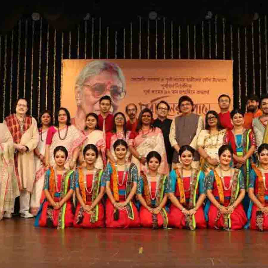 মঞ্চে উপস্থিত সকলে।