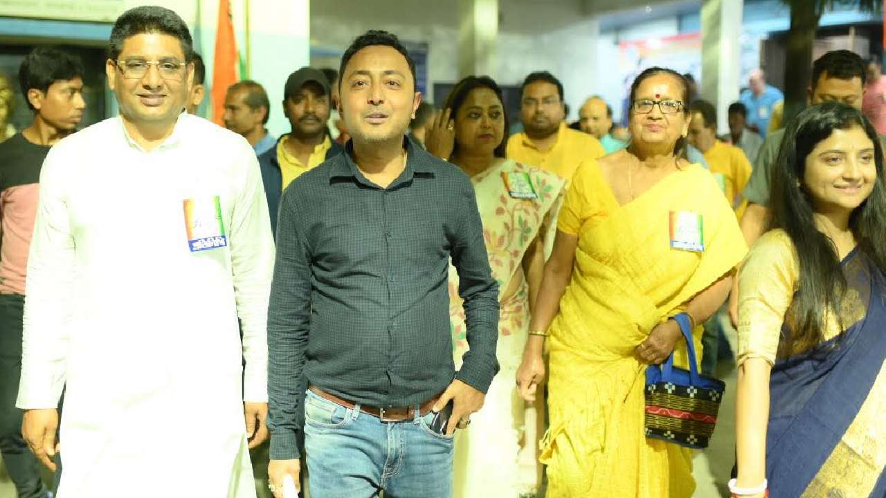 দেবরাজ চক্রবর্তী এবং অদিতি মুন্সির সঙ্গে কাউন্সিলর সঞ্জয় দাস।
