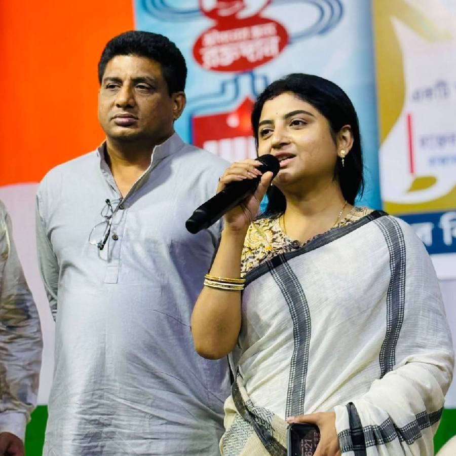 অদিতি মুন্সির সঙ্গে একই মঞ্চে কাউন্সিলর সঞ্জয় দাস।