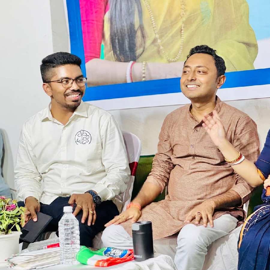 তৃণমূল কাউন্সিলর দেবরাজ চক্রবর্তী এবং প্রাক্তন বিধায়ক অদিতি মুন্সির সঙ্গে একই মঞ্চে কাউন্সিলর সম্রাট বড়ুয়া (বাঁ দিকে)।