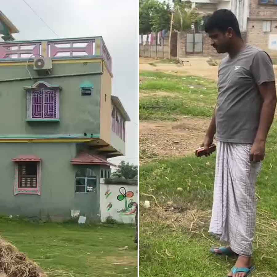 এই বাড়ি লক্ষ্য করে ছোড়া হয় বোমা।