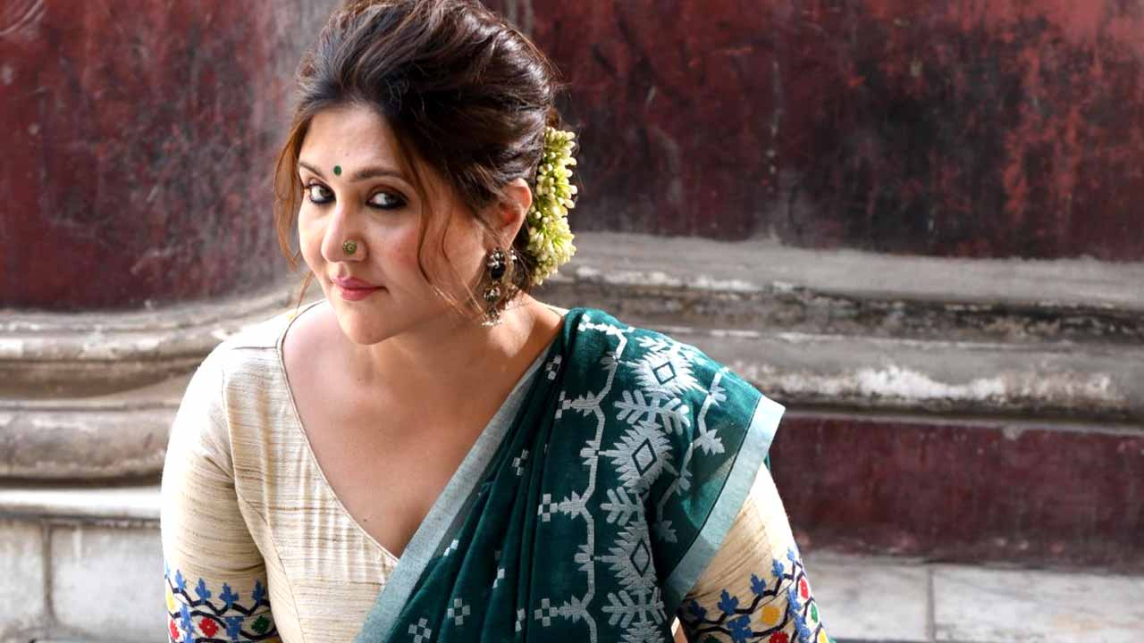 গড়িয়াহাট থানায় হাজিরা দিলেন স্বস্তিকা।
