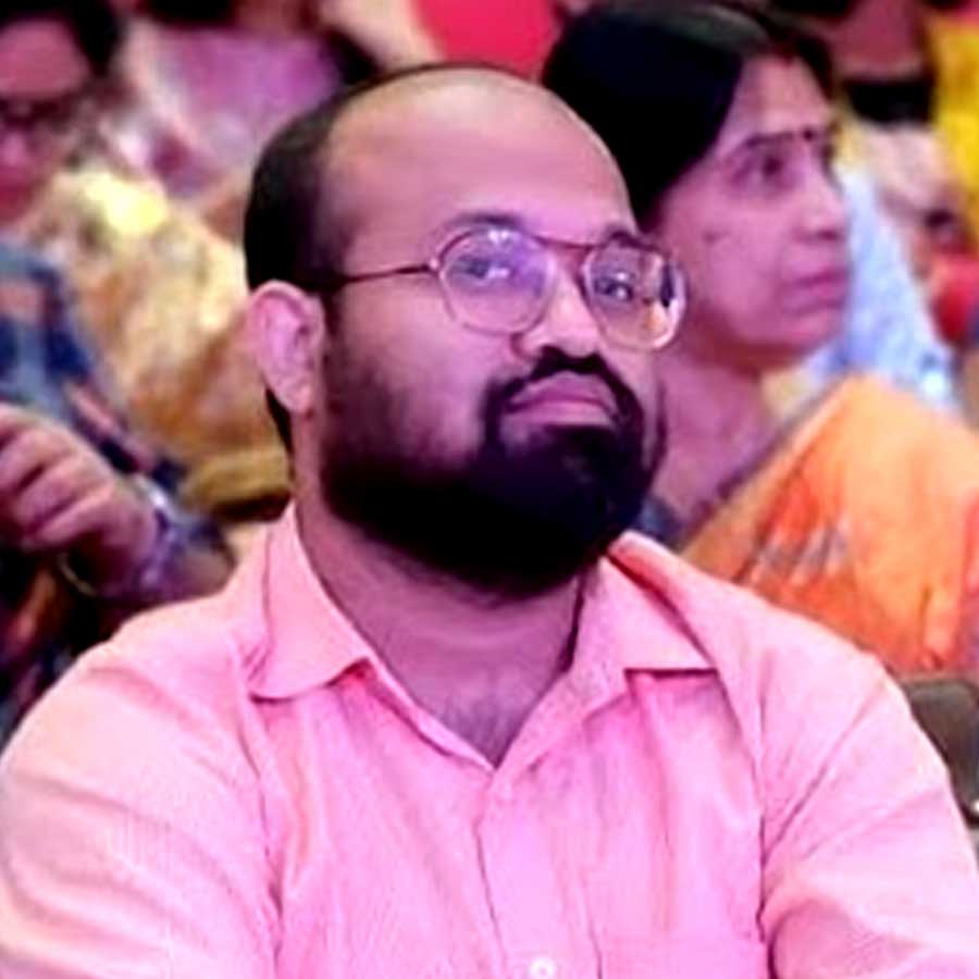 চিকিৎসক অভীক দে। আরজি কর-কাণ্ডের পরবর্তী সময়ে সরকারি হাসপাতালে ‘দাদাগিরিতে’ নাম জড়ায় তাঁর।