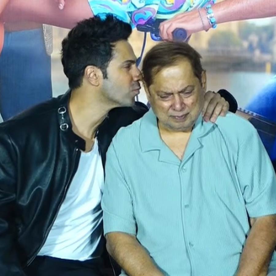 ছেলের প্রশংসায় পঞ্চমুখ ডেভিড ধবন।