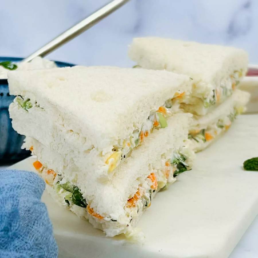 টক দই দিয়ে স্যান্ডউইচ।