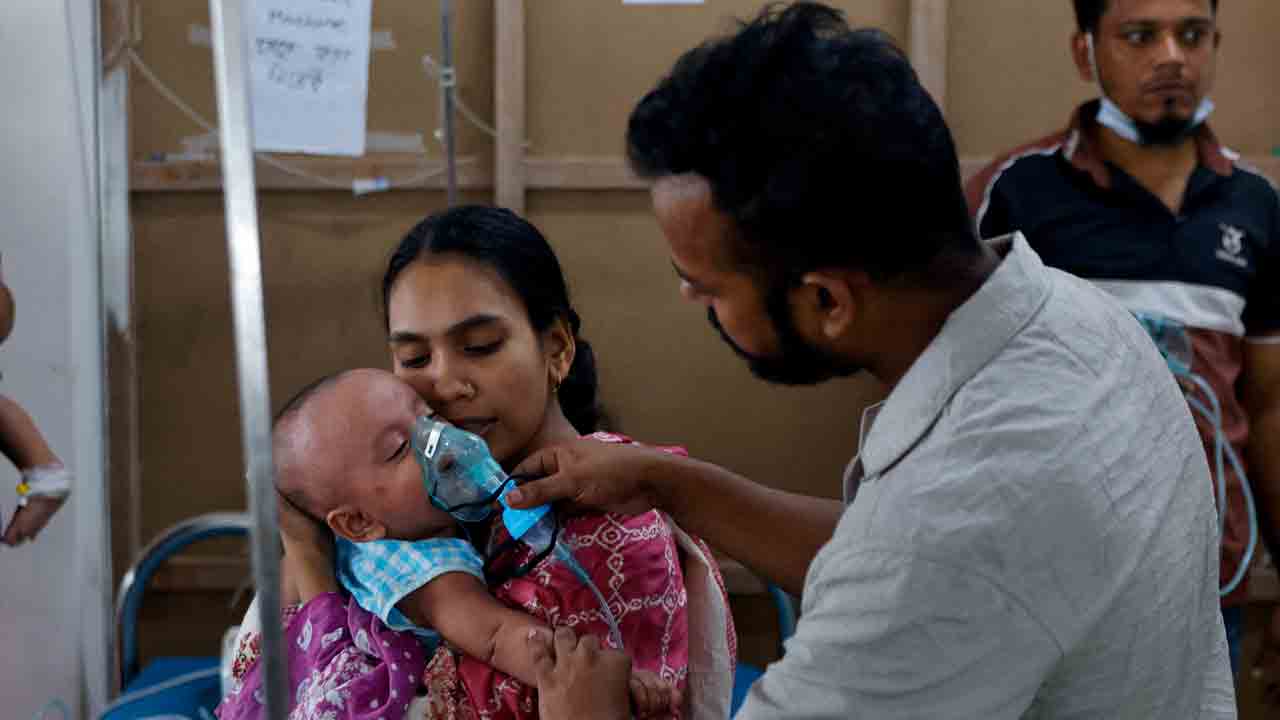হাসপাতালে ভর্তি হামে আক্রান্ত শিশু।  ছবি: রয়টার্স।