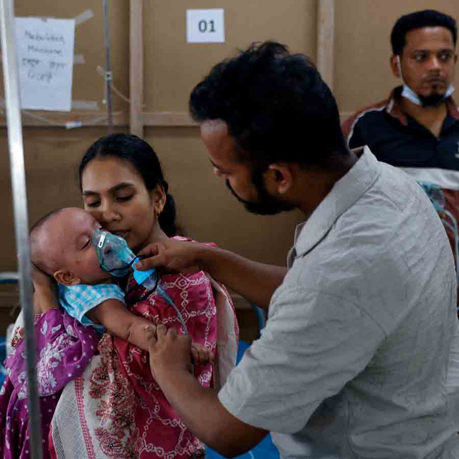 হাসপাতালে ভর্তি হামে আক্রান্ত শিশু।  ছবি: রয়টার্স।