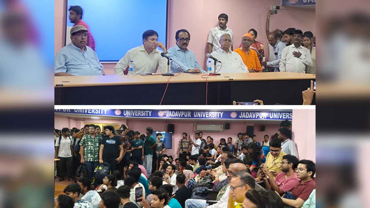 যাদবপুর বিশ্ববিদ্যালয়ে উপাচার্য চিরঞ্জীব ভট্টাচার্যের সঙ্গে ইসরোর প্রাক্তন চেয়ারম্যান এস পি সোমনাথ।