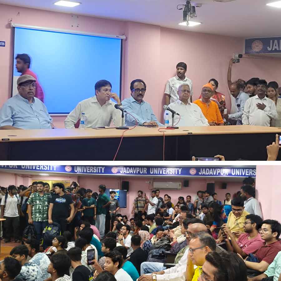 যাদবপুর বিশ্ববিদ্যালয়ে উপাচার্য চিরঞ্জীব ভট্টাচার্যের সঙ্গে ইসরোর প্রাক্তন চেয়ারম্যান এস পি সোমনাথ।