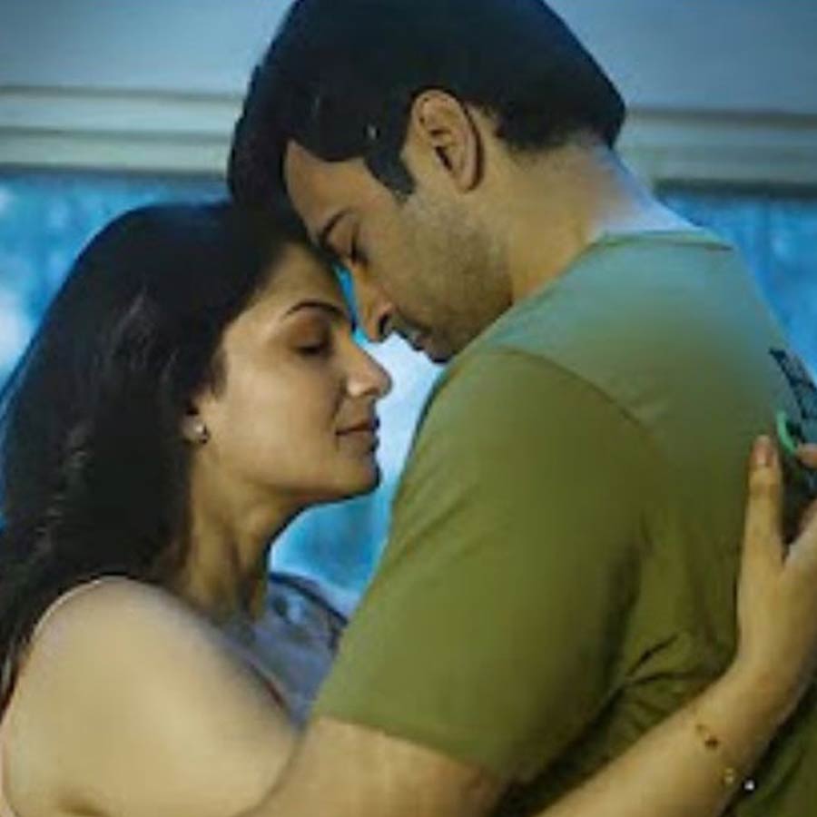 ঘনিষ্ঠ দৃশ্যে আবীর-তনুশ্রী। 