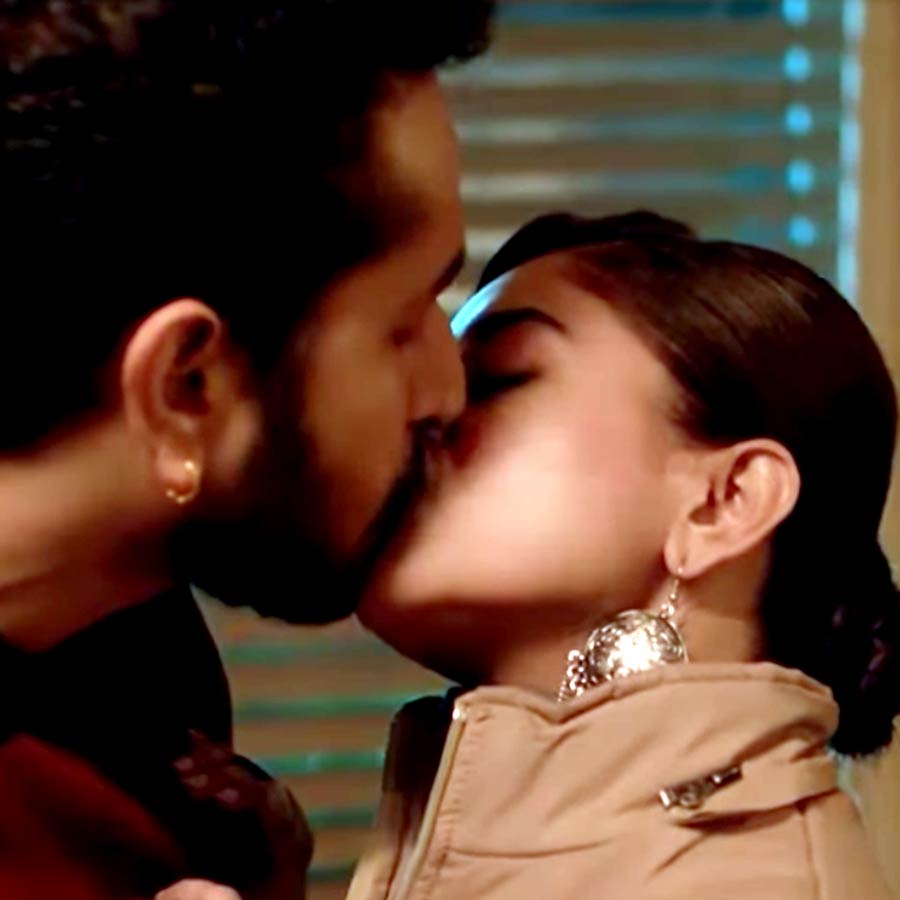পরমব্রত ও ইশার চুম্বনদৃশ্য। 
