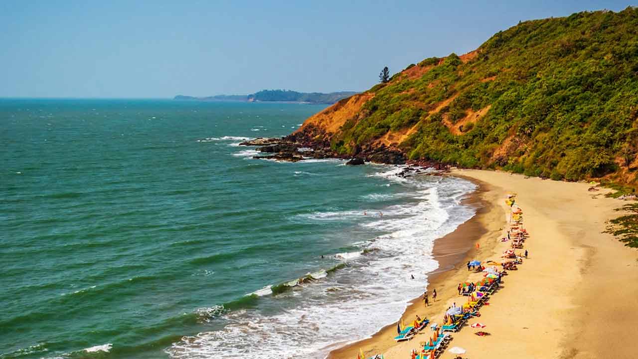 সাগর-পাহাড় যেন মিলেমিশে যায়। গোয়ার ভাগাতোর সৈকত।