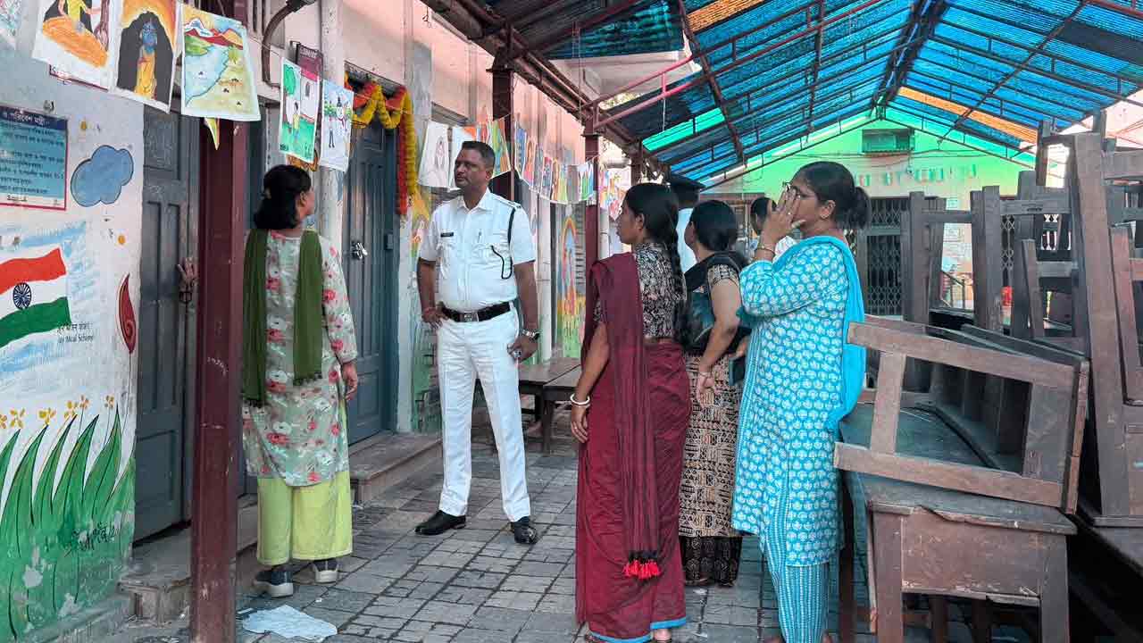 শনিবার গড়িয়াহাটের স্কুলে ঘটনাস্থল পরিদর্শন পুলিশের।