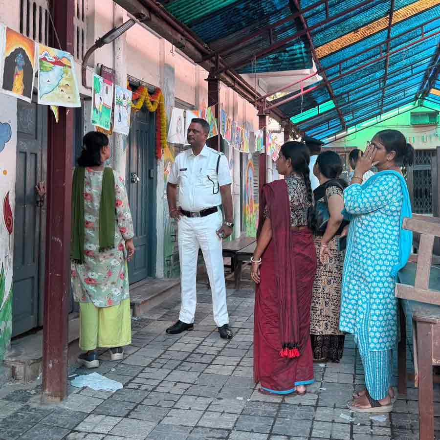 শনিবার গড়িয়াহাটের স্কুলে ঘটনাস্থল পরিদর্শন পুলিশের।