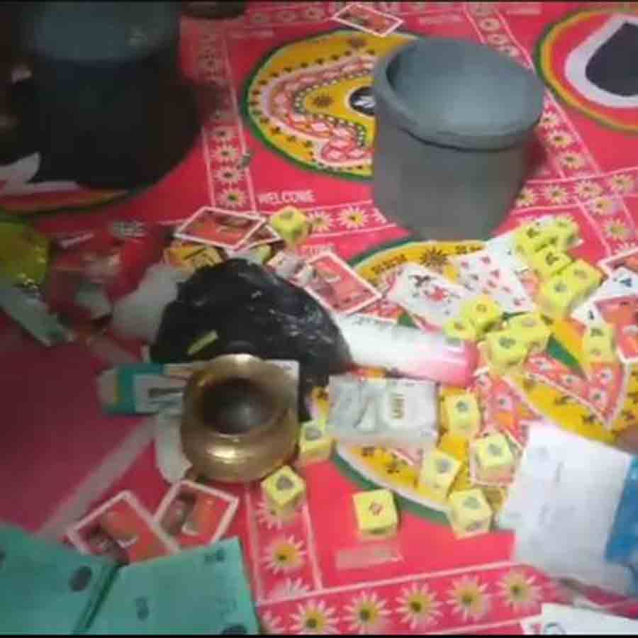 উদ্ধার হওয়া জুয়া খেলার সামগ্রী।