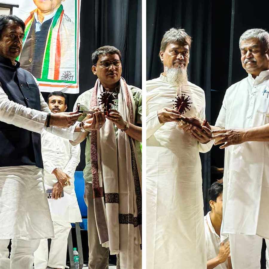 (বাঁ দিকে) কংগ্রেসের দুই বিধায়ক জুলফিকার আলি ও মোতাব শেখের (ডান দিকে) হাতে সংবর্ধনার স্মারক তুলে দিচ্ছেন