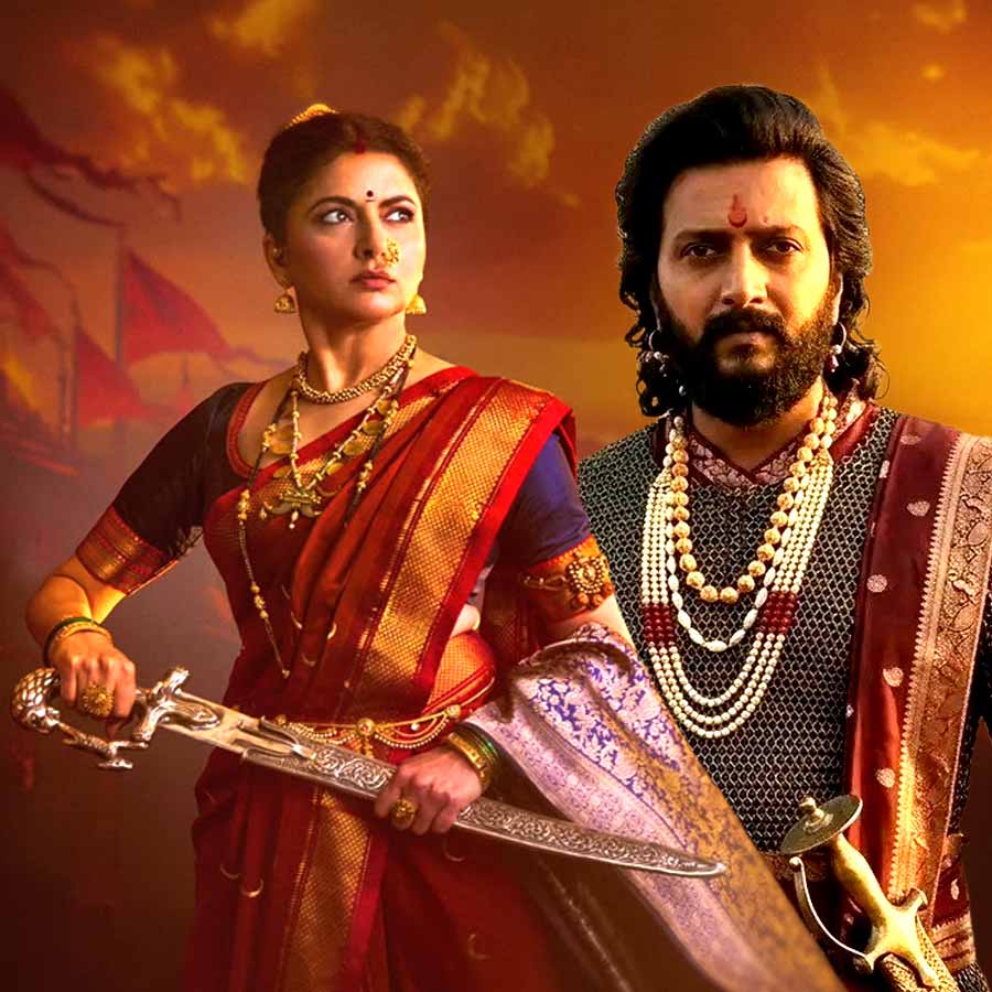 ১০ বছরের ছোট রিতেশের মায়ের চরিত্রে ভাগ্যশ্রী!