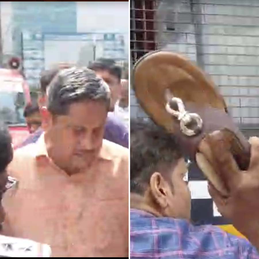 BJP shouts chor chor slogan after seeing TMC councilor Sudip Polley