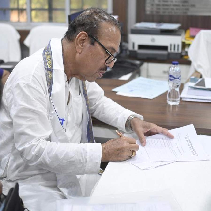 প্রাক্তন মন্ত্রী জাভেদ খানের অফিসে বেআইনী নির্মাণের নোটিশ দিল কলকাতা পুরসভা।