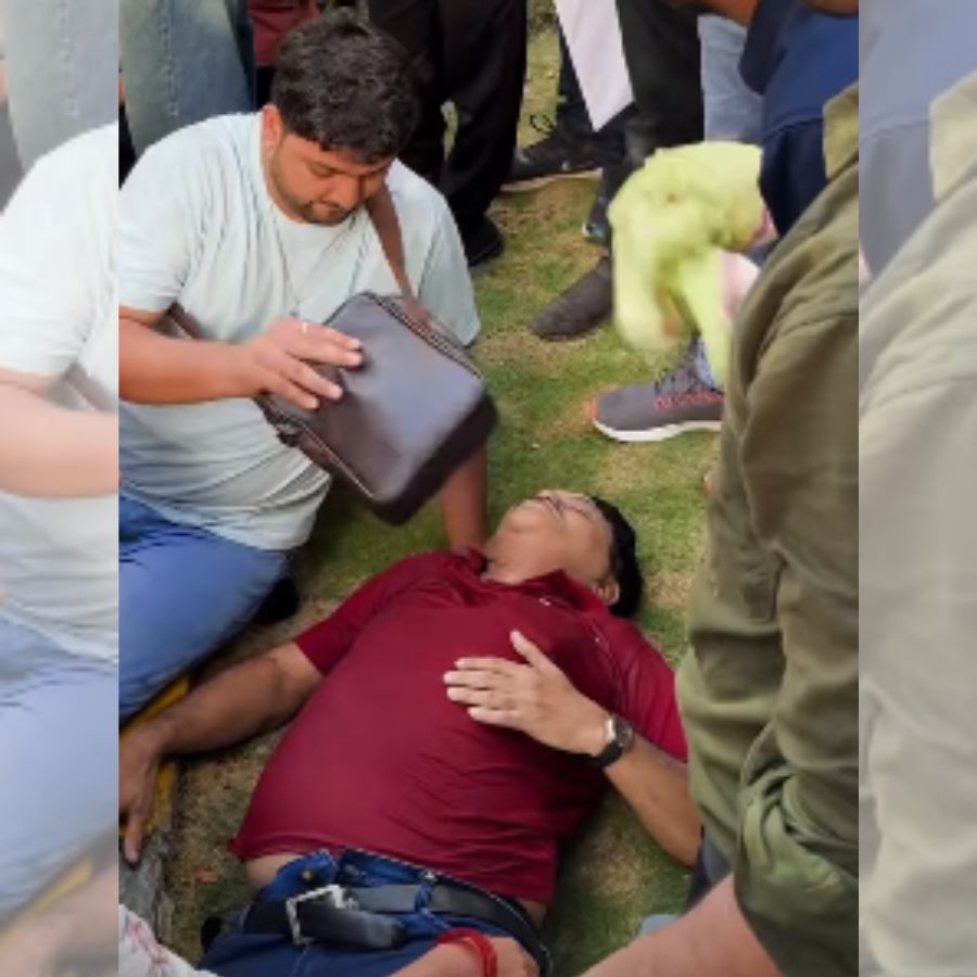 এক ভক্ত জ্ঞান হারালে তাঁর সাহায্যে এগিয়ে আসেন বাকিরা। 