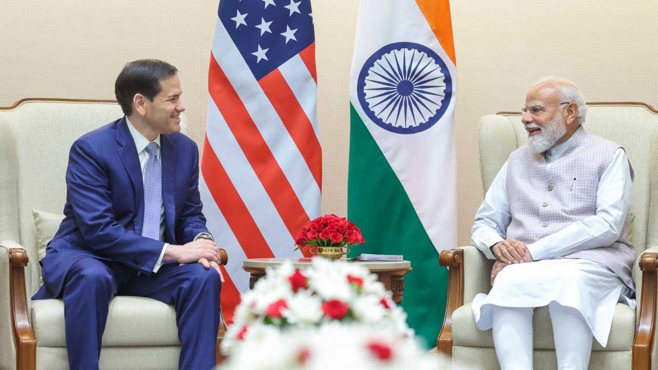  (বাঁ দিকে) মার্কিন বিদেশসচিব মার্কো রুবিয়ো ও ভারতের প্রধানমন্ত্রী নরেন্দ্র মোদী (ডান দিকে) 