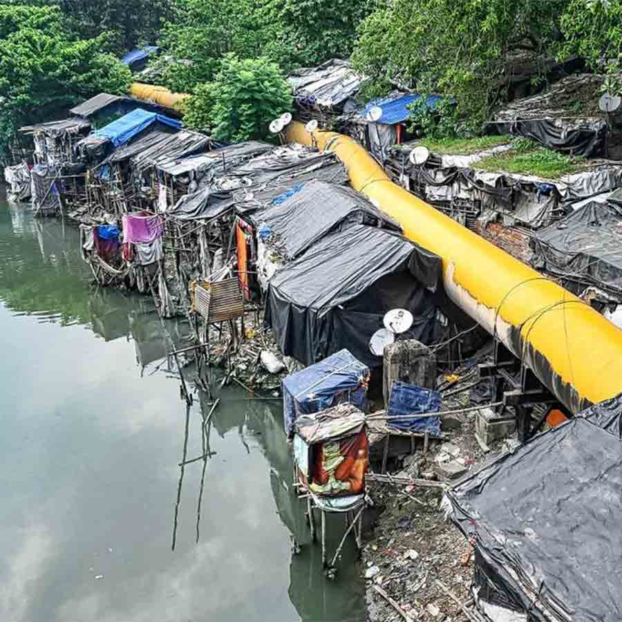 অবরুদ্ধ: টালা সেতু থেকে খালের ছবি।