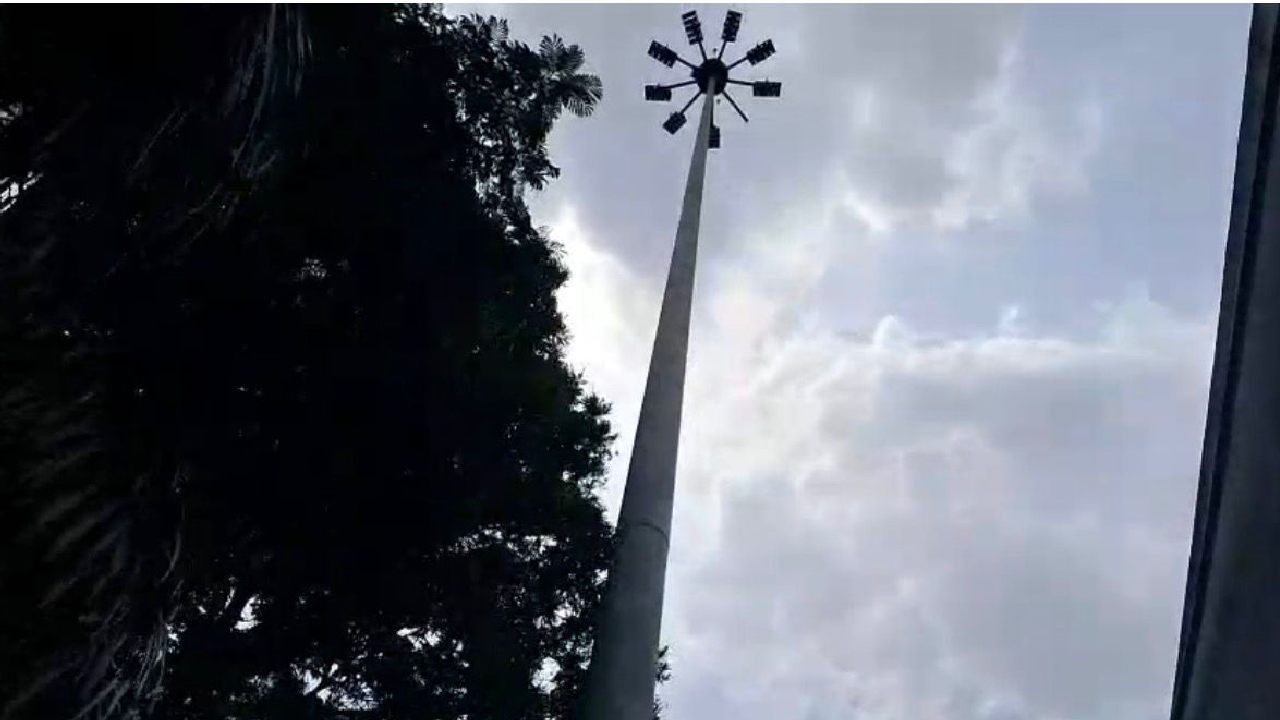 এই বাতিস্তম্ভ থেকেই খুলে পড়ে আলো।