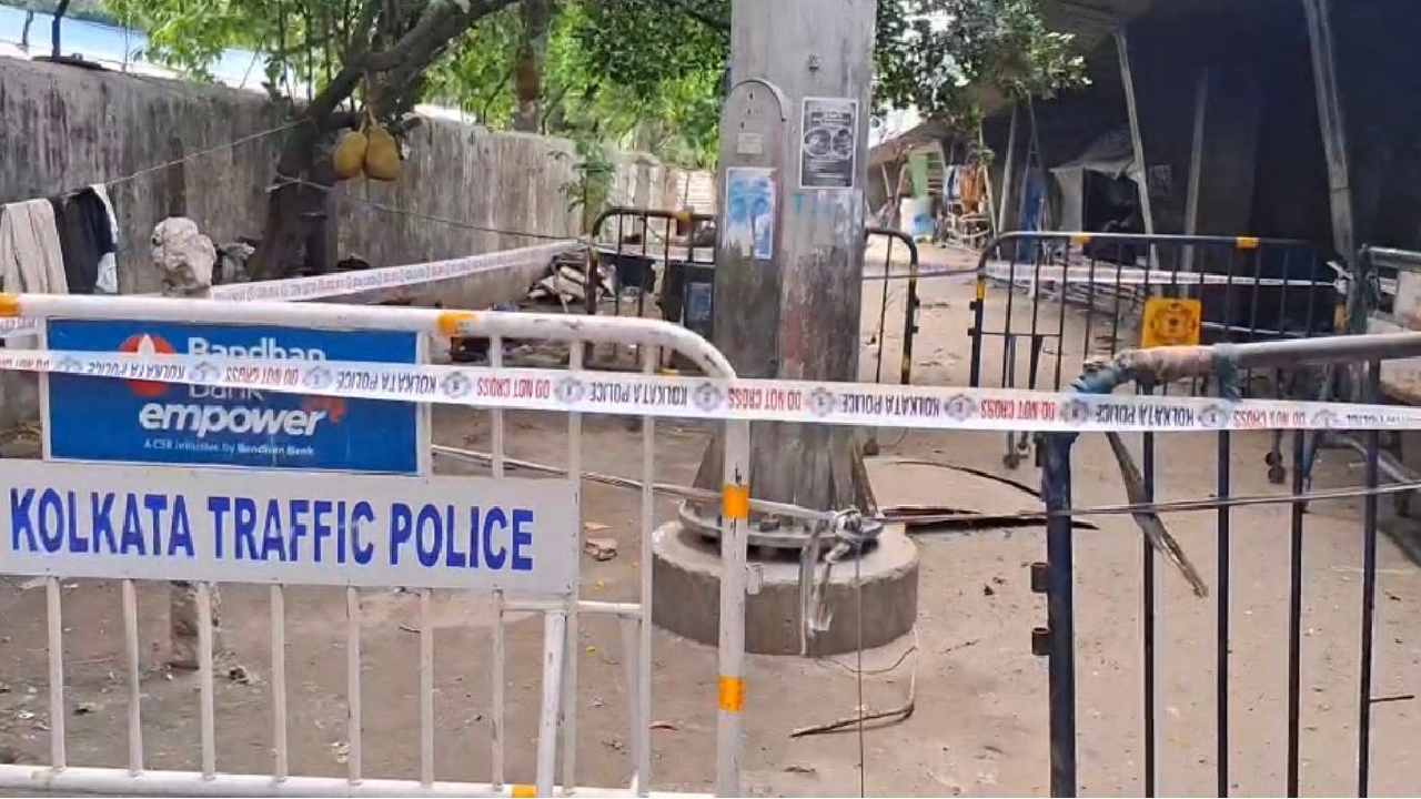 বাতিস্তম্ভের নীচের অংশ ব্যারিকেড করে ঘিরে রাখা হয়েছে। 