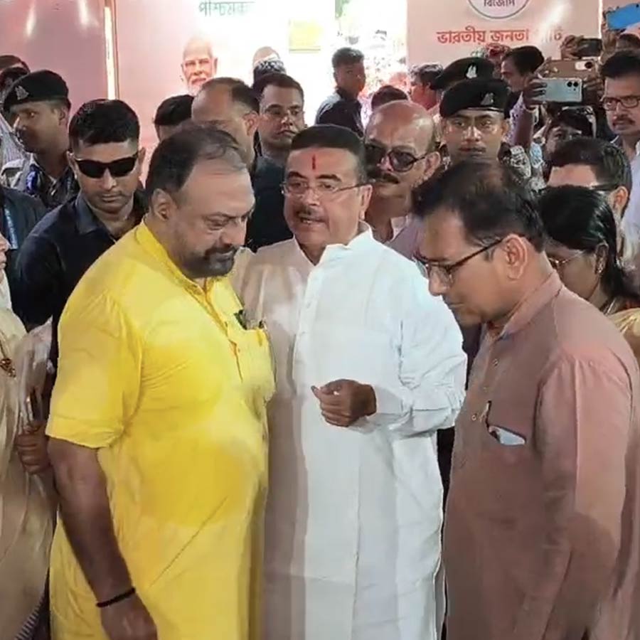‘জনতার দরবার’-এ মুখ্যমন্ত্রী শুভেন্দু অধিকারী। সোমবার সকালে সল্টলেকে।