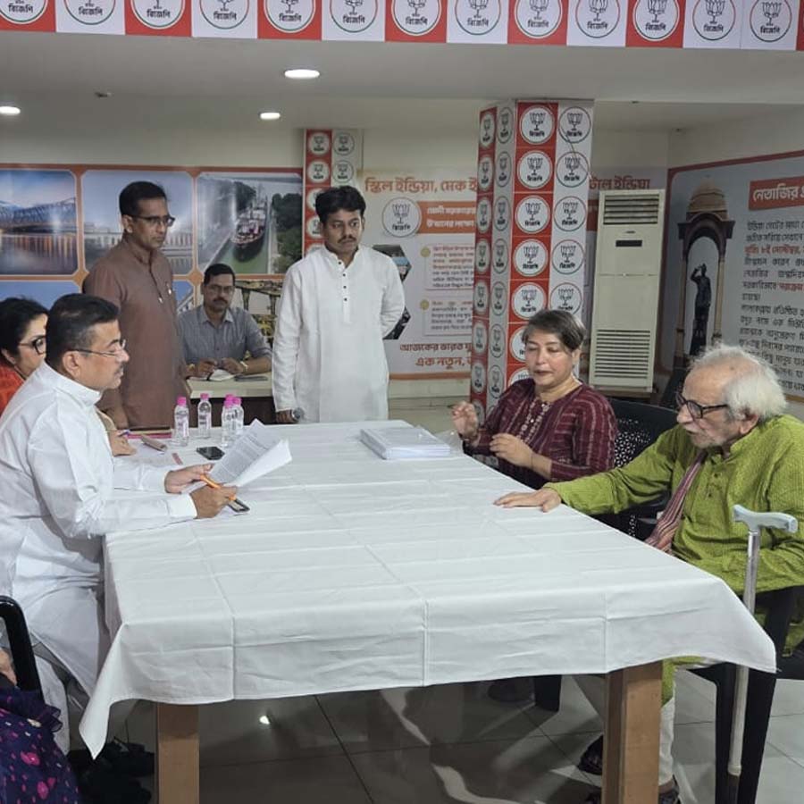 ‘জনতার দরবারে’ মুখ্যমন্ত্রী শুভেন্দু অধিকারীর কাছে অভিযোগ জানাচ্ছেন ভবানীপুরের বাসিন্দা প্রবীর মুখোপাধ্যায়। সোমবার সল্টলেকের বিজেপি দফতরে।