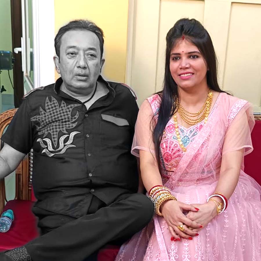 জয় বন্দ্যোপাধ্যায়ের পাশে তাঁর বাবা এবং স্ত্রী অঙ্কিতা বন্দ্যোপাধ্যায়।