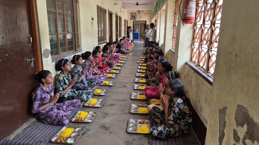 জয়কে স্মরণ করে অনাথ শিশুদের খাওয়ান প্রয়াত অভিনেতার স্ত্রী অঙ্কিতা।
