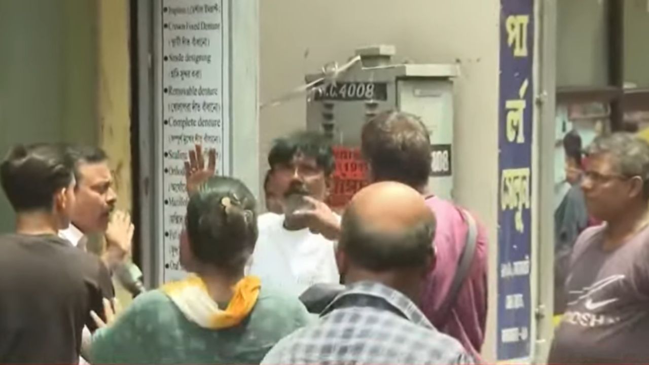 বেলেঘাটায় রাজু নস্করের ঘনিষ্ঠকে ঘিরে বিক্ষোভ।