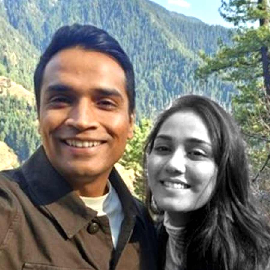 স্বামী সমর্থ সিংহের সঙ্গে ত্বিশা শর্মা। তাঁর মৃত্যুরহস্যের তদন্তে ইতিমধ্যে গ্রেফতার হয়েছেন সমর্থ।